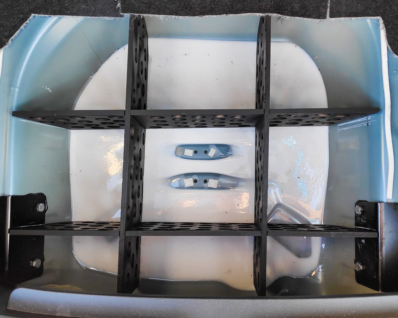 Mit Silikon ausgegossene Ersatzreifenwanne mit Trennfach Foto: Mit Silikon ausgegossene Ersatzreifenwanne mit Trennfach