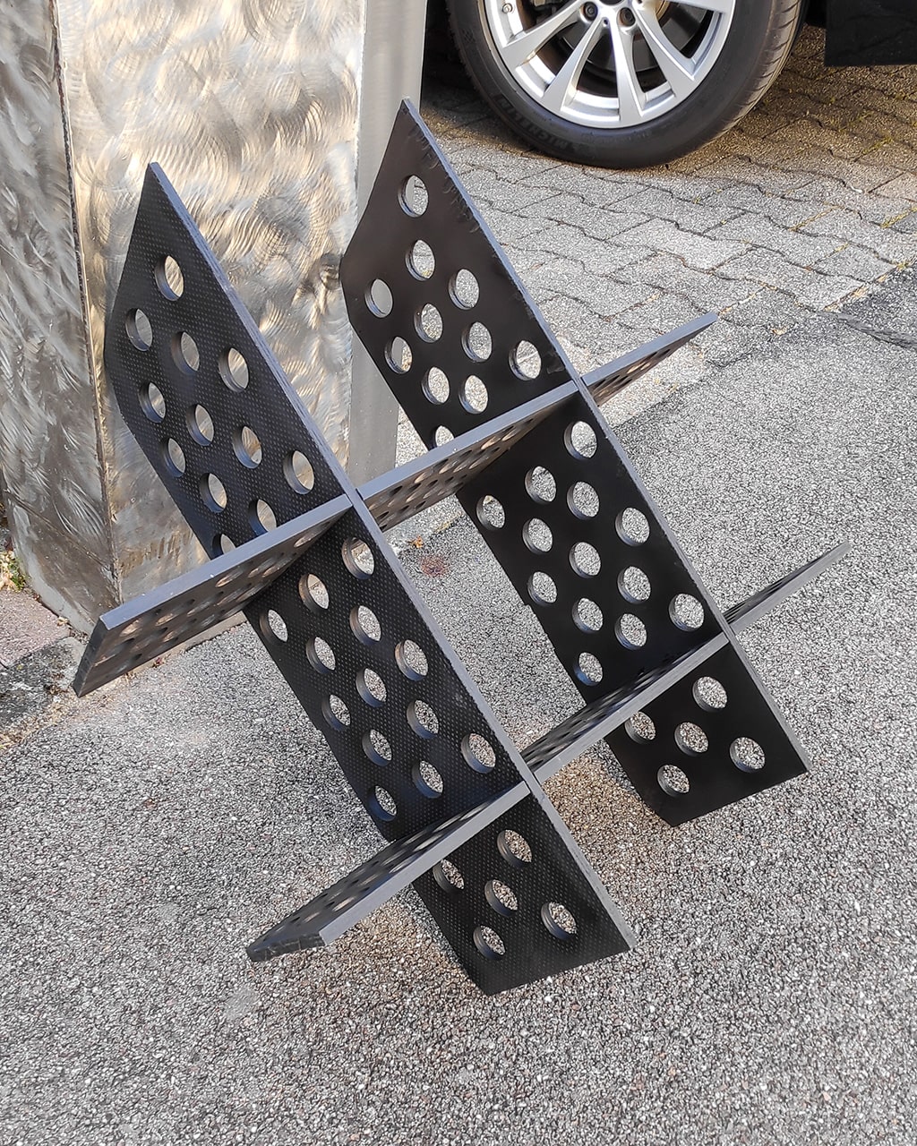 Trennfach für Ersatzreifenwanne mit Löchern in Leichtbauweise Foto: Trennfach für Ersatzreifenwanne mit Löchern in Leichtbauweise